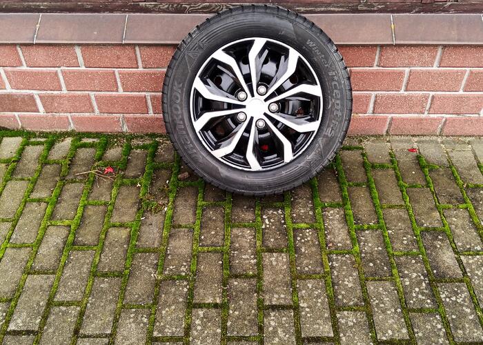 Grajewo ogłoszenia: Sprzedam 4 koła. Felgi 15 4*100; opony zimowe słabe. Razem z...